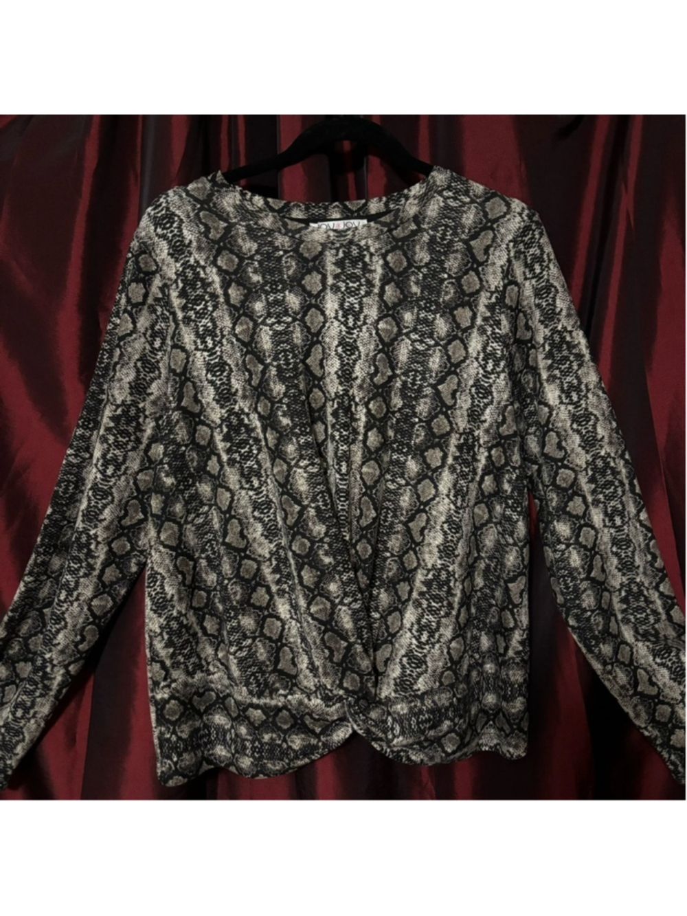 JOY JOY LIGHTWEIGHT SWEATER TOP IN EXCELLENT CONDITION BLACK AND GRAY SIZE LARGE